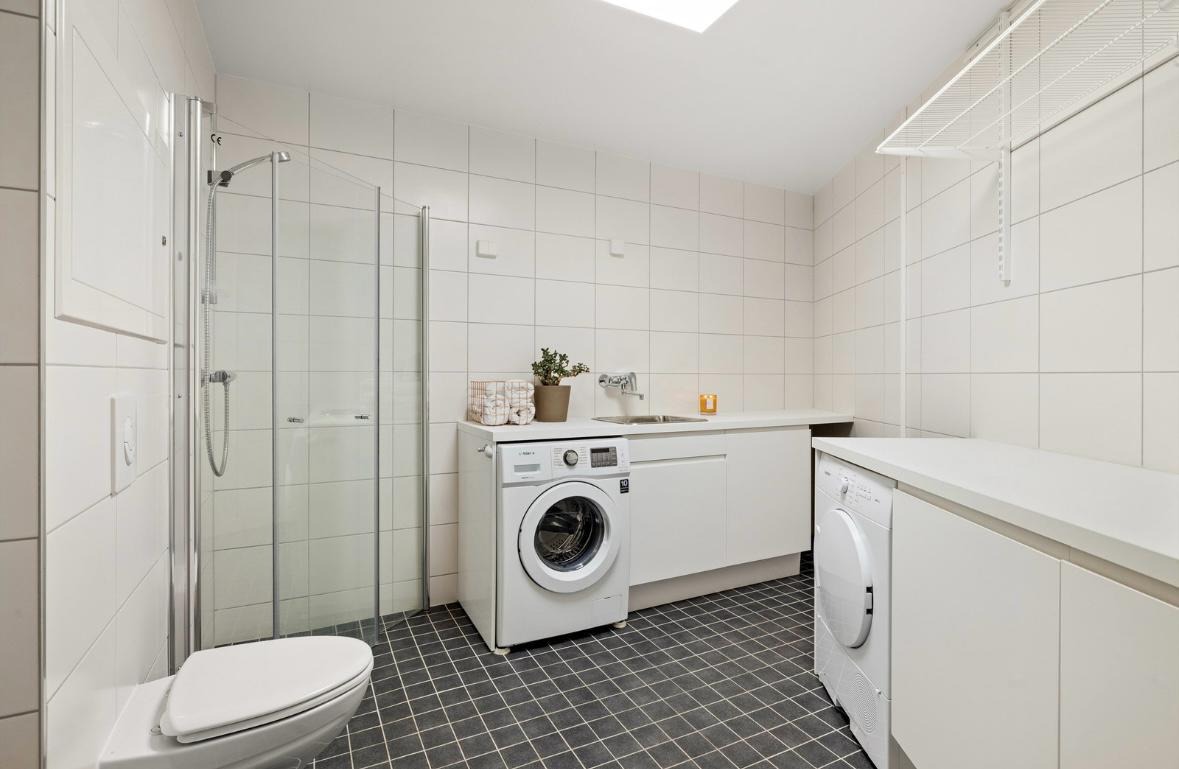 Bad/vaskerom i kjeller. Vaskemaskin og tørketrommel er inkl i leien